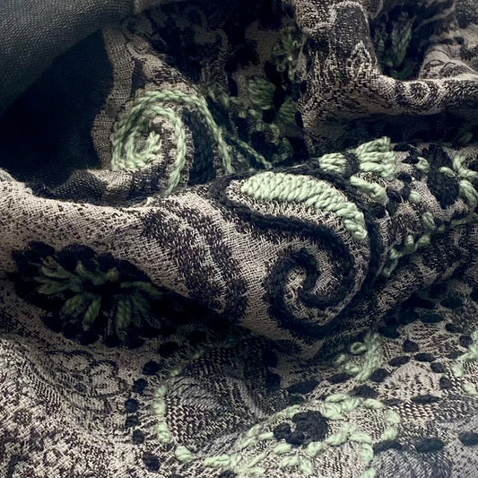 CHALES DE LANA MERINO BORDADA A MANOS